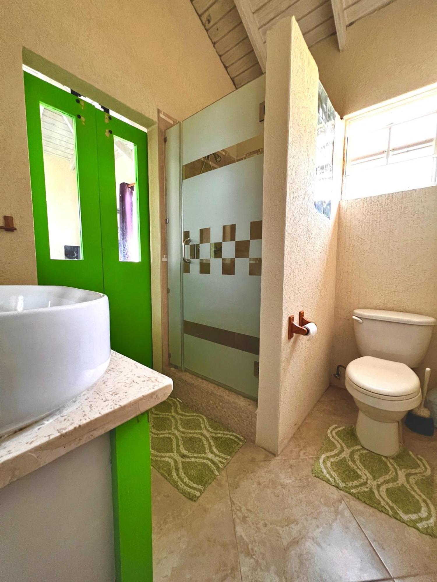 Cozy Modern Upstairs 2 Bed A/C Apt Near 2 Everything Saint Philip Exterior foto